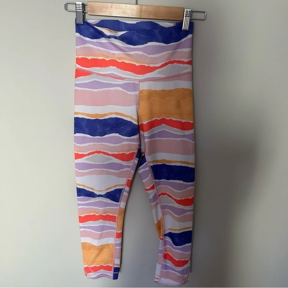 Women's Lululemon True Self Crop Bleacher Stripe White Iris Flower Size 0